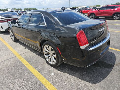 Used 2018 Chrysler 300 Touring L RWD image 10