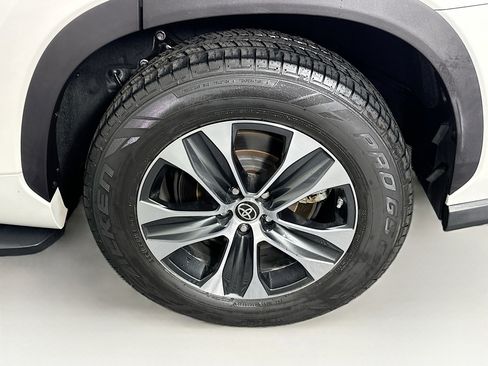 Used 2020 Toyota Highlander XLE image 11