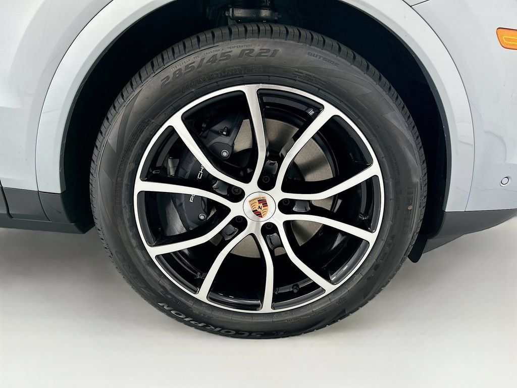Used 2026 Porsche Cayenne AWD/4WD image 32