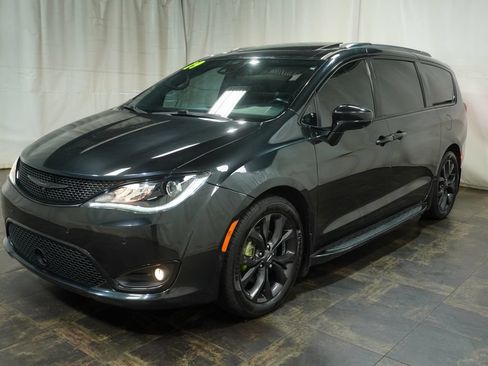 Used 2019 Chrysler Pacifica Touring-L FWD image 2