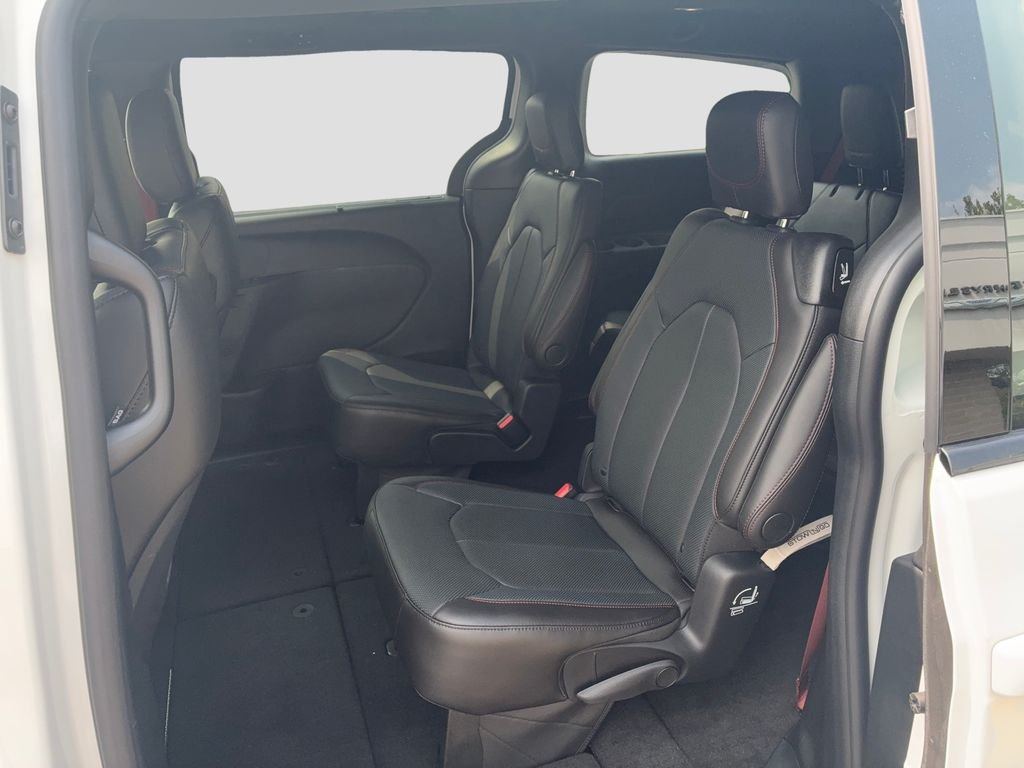 New 2027 Chrysler Pacifica Select AWD/4WD image 15