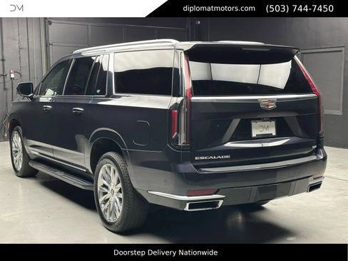 Used 2022 Cadillac Escalade ESV Premium Luxury w/ LPO, Floor Liner Package image 5