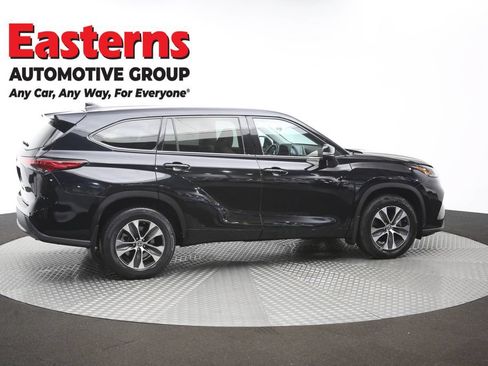 Used 2021 Toyota Highlander XLE AWD/4WD image 45