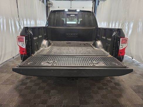 Used 2019 Nissan Titan S image 12