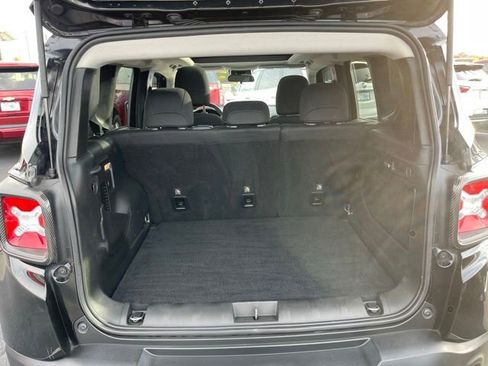 Used 2021 Jeep Renegade Latitude w/ Sun & Sound Group image 9