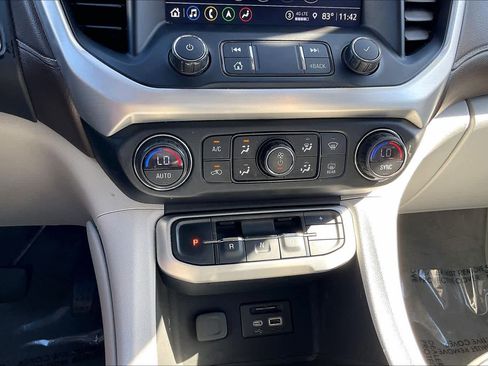 Used 2021 GMC Acadia SLT image 32