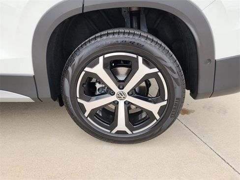 New 2025 Volkswagen Tiguan SE image 26