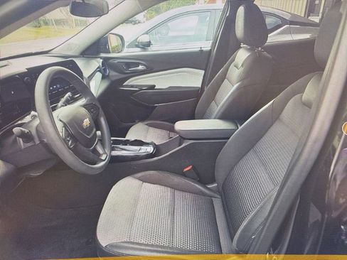 Used 2025 Chevrolet Trax LT FWD image 5
