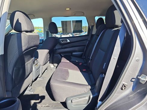 Used 2019 Nissan Pathfinder S image 18