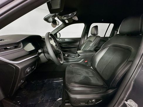 Certified 2024 Jeep Grand Cherokee Altitude image 31