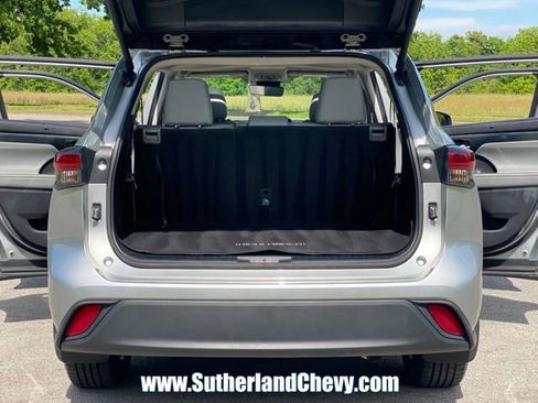 Used 2024 Toyota Highlander XLE AWD/4WD image 40