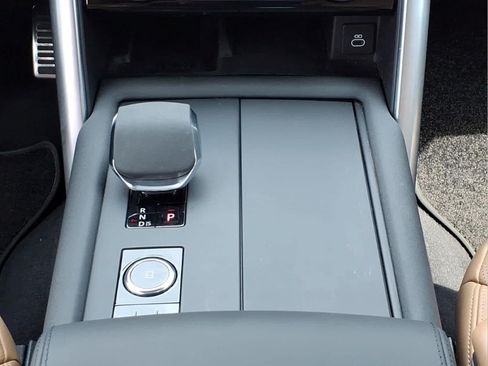Used 2024 Land Rover Discovery Metropolitan Edition AWD/4WD image 27