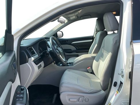 Used 2019 Toyota Highlander Plus FWD image 14