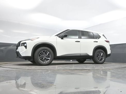 Used 2024 Nissan Rogue S AWD/4WD image 37