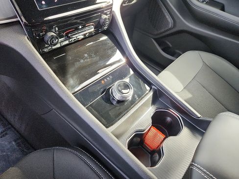 Used 2025 Jeep Grand Cherokee Laredo image 19