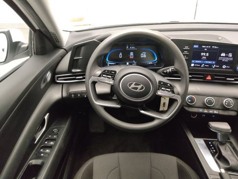 Used 2025 Hyundai Elantra SE FWD image 22