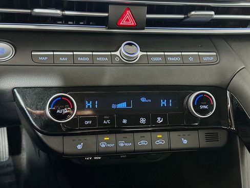 Used 2024 Hyundai Elantra Limited image 16