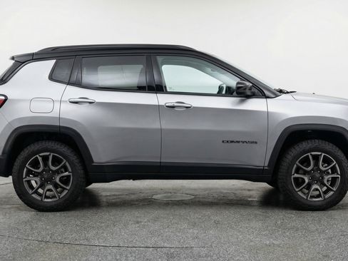 Used 2025 Jeep Compass Trailhawk AWD/4WD image 11