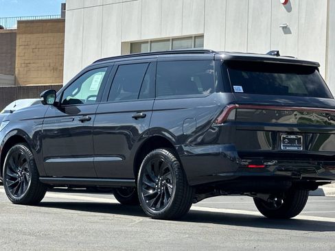 New 2026 Lincoln Navigator Reserve w/ Jet Appearance Package AWD/4WD image 5