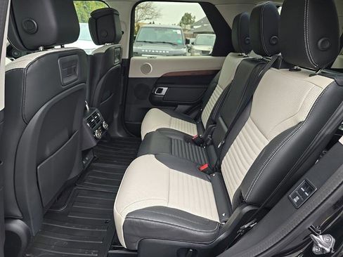 New 2025 Land Rover Discovery Dynamic SE image 8