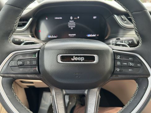 Used 2025 Jeep Grand Cherokee Limited RWD image 13