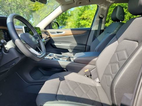 Used 2025 Volkswagen Atlas SE AWD/4WD image 5