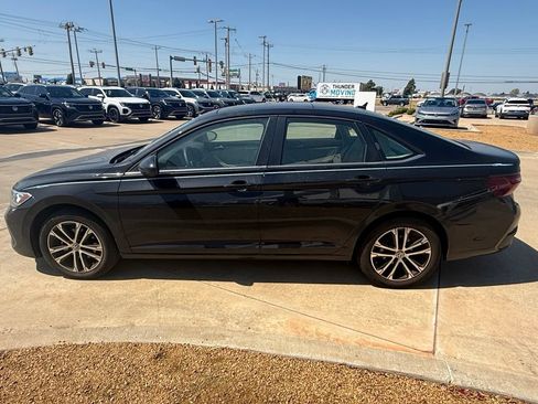 Used 2023 Volkswagen Jetta SE w/ Panoramic Sunroof Package FWD image 6