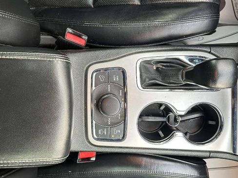 Used 2018 Jeep Grand Cherokee Overland AWD/4WD image 25