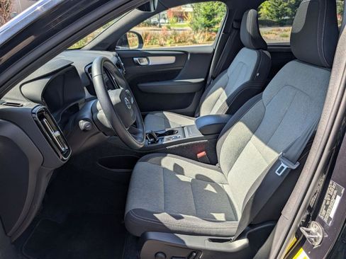 Used 2025 Volvo XC40 B5 Core image 10