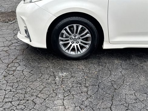 Used 2020 Toyota Sienna XLE image 12
