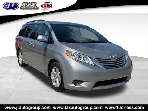 Used 2017 Toyota Sienna LE FWD image 1