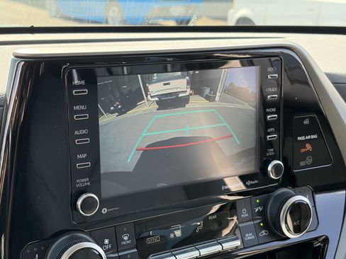 Used 2022 Toyota Highlander XLE FWD image 7
