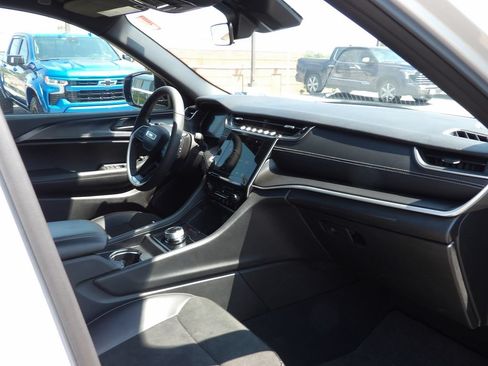 Used 2025 Jeep Grand Cherokee Altitude AWD/4WD image 9