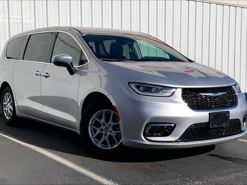 Used 2023 Chrysler Pacifica Touring-L image 31