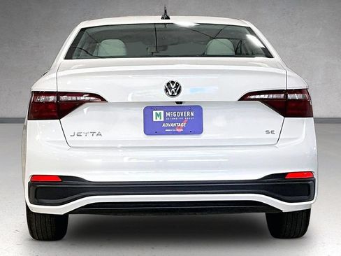 Used 2024 Volkswagen Jetta SE w/ Panoramic Sunroof Package FWD image 5