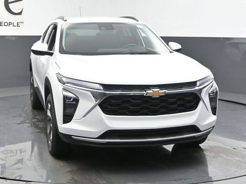 Used 2025 Chevrolet Trax LT w/ LT Convenience Package FWD image 29