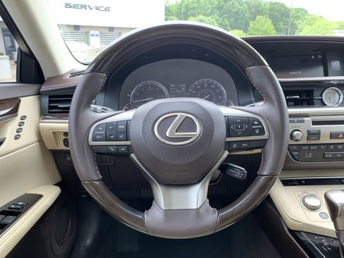 Used 2016 Lexus ES 350 w/ Premium Package w/Wood Trim FWD image 18