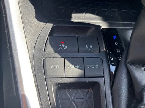 Used 2019 Toyota RAV4 XLE w/ Convenience Package FWD image 28