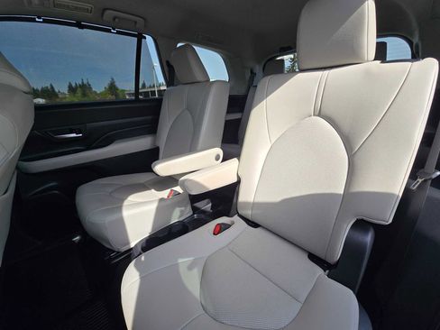 Used 2024 Toyota Grand Highlander AWD image 17