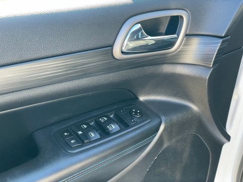 Used 2019 Jeep Grand Cherokee Laredo image 11