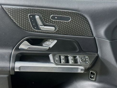 Used 2025 Mercedes-Benz GLB 250 4MATIC image 15