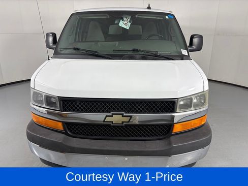 Used 2017 Chevrolet Express 3500 LT w/ LT Preferred Equipment Group RWD image 4
