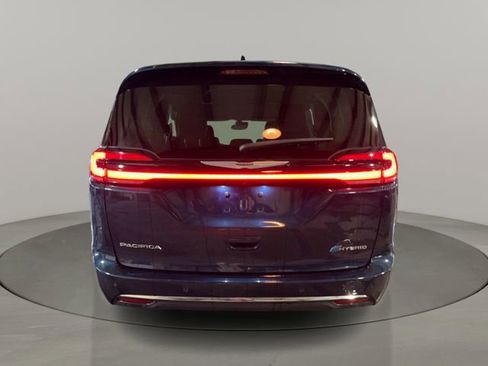 Used 2023 Chrysler Pacifica Touring-L image 6