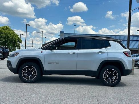 Used 2025 Jeep Compass Trailhawk AWD/4WD image 2