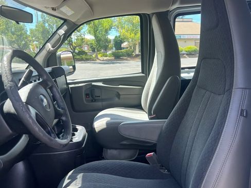 Used 2015 Chevrolet Express 2500 RWD image 10
