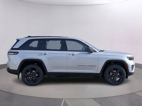 New 2025 Jeep Grand Cherokee Altitude RWD image 6
