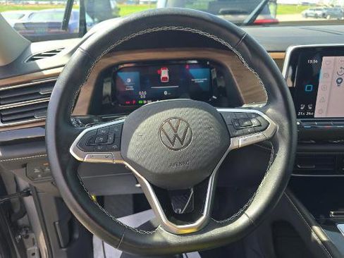 Used 2025 Volkswagen Atlas SE image 9