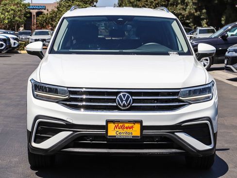 Certified 2022 Volkswagen Tiguan SE FWD image 2