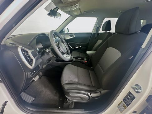 Used 2025 Kia Soul LX w/ LX Technology Package FWD image 13
