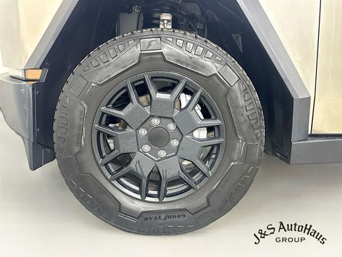 Used 2024 Tesla Cybertruck AWD Crew Cab image 38